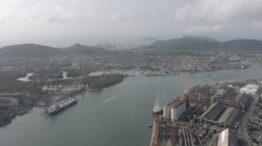 Sao Paulo, Brezilya 'daki Santos limanının havadan görünüşü, yukarı doğru hareket