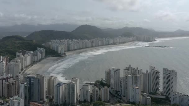 上から見たブラジルのサンパウロ州グアルージャのアストゥリアスビーチは 前方に移動します — ストック動画