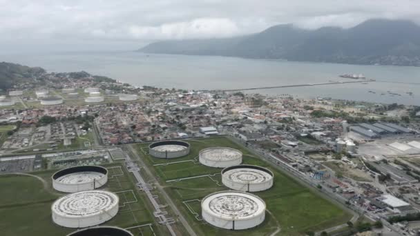 上から見たブラジル サンパウロのサンセバスティアンの燃料貯蔵所 — ストック動画