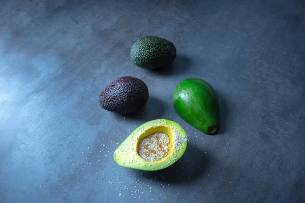 Avocado Met Haver Honing Grijze Stenen Achtergrond Van Bovenaf Gezien — Stockfoto