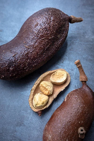 Jatoba Fruit Grijze Achtergrond Uitzicht Vanaf Bovenkant — Stockfoto