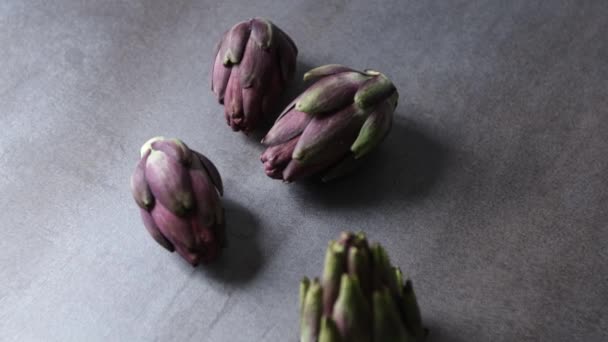 Alcachofras Italianas Frescas Fundo Cinza Visto Cima Área Livre Para — Vídeo de Stock