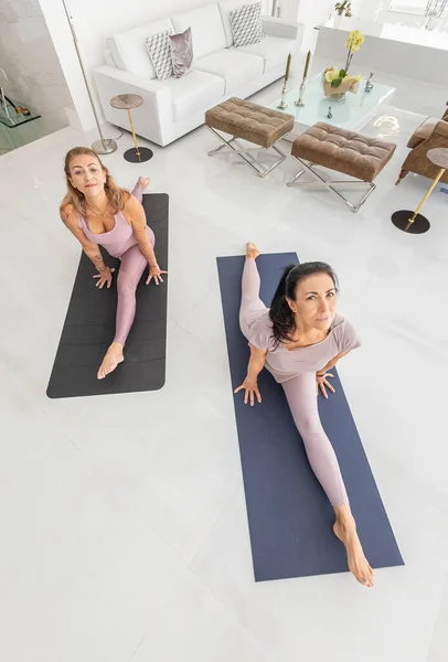 Duas Mulheres Morenas Praticando Ioga Casa Ambiente Minimalista Branco Imagem De Stock