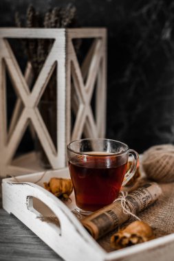 Tahta tepside çay fincanı, lavanta, ahşap kutu.