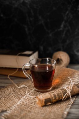 Tahta tepside çay fincanı, lavanta, ahşap kutu.