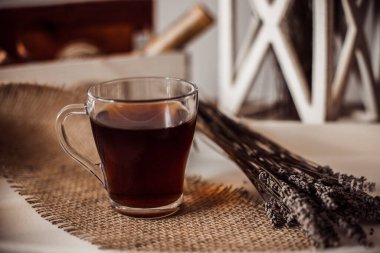 Tahta tepside çay fincanı, lavanta, ahşap kutu.