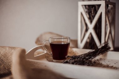 Tahta tepside çay fincanı, lavanta, ahşap kutu.