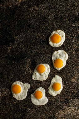 Bıldırcın yumurtası kreması. Yumurtalar. Karanlık arka plan. Metin için boşluk.