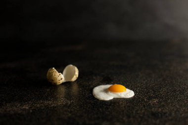 Bıldırcın yumurtası kreması. Yumurtalar. Karanlık arka plan. Metin için boşluk.