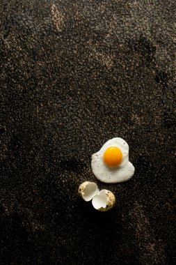 Bıldırcın yumurtası kreması. Yumurtalar. Karanlık arka plan. Metin için boşluk.