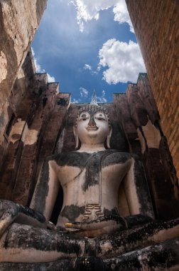 Antik Buda heykeli ve mavi gökyüzü