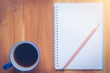 Defter, kahve Kupası ahşap arka plan üzerinde