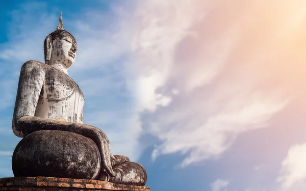 Buddha und blauer Himmel — Stockfoto