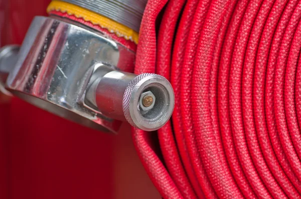 Close-up van omgaan met rode brandslang — Stockfoto
