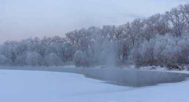 Gölü olan güzel kış manzarası