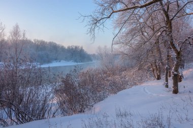 Donmuş kış manzarası. Karda nehir.