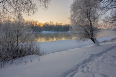 Nehrin kış manzarası ve nehirde karlar altında