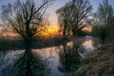 Nehirde gün doğumu