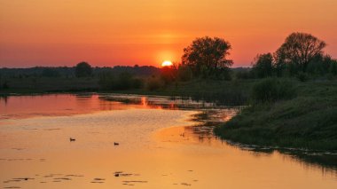 Nehirde gün batımı