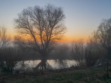 Sabah gölün üzerinde gün doğumu