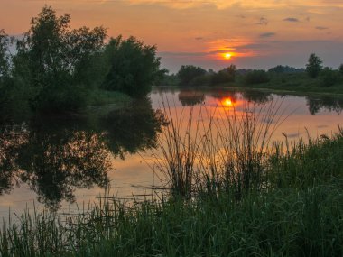 Nehirde güzel bir gün batımı. Yaz manzarası