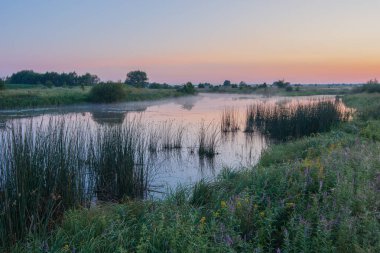 Yazın gün batımı nehirde