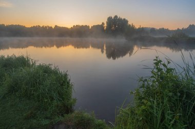 Gölün üzerinde sabah sisi, gölün üzerinde gün doğumu..
