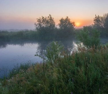 Yazın nehirde gün doğumu