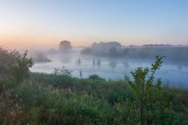 Renkli bulutlu gölün sabah manzarası