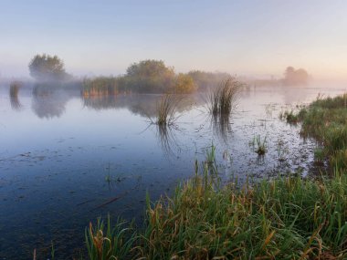 Gölde sisli bir sabah. Sisin içinde gün doğumu.