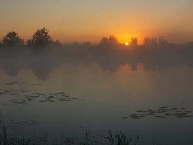 Gölün üzerinde güzel bir gün batımı