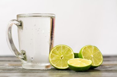 kireç cam ve ahşap bir masa üzerinde içecek bir bardak