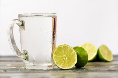 kireç cam ve ahşap bir masa üzerinde içecek bir bardak