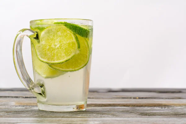 Limonenglas und ein Glas Getränk auf einem Holztisch — Stockfoto