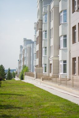 Beyaz çok katlı apartman