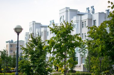 Beyaz çok katlı apartman