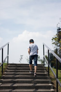 çocuğun merdivenlerden tırmanıyor