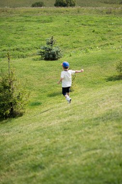 genç bir çocuk yamaç çalışır