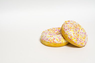 Beyaz bir arka plan üzerinde sırlı çörek