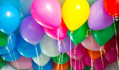 tatil renkli balonlar