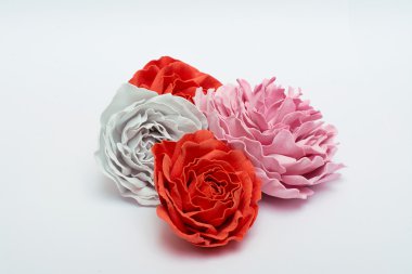 Beyaz, kırmızı gül ve Şakayık üzerinde el yapımı beyaz arka plan