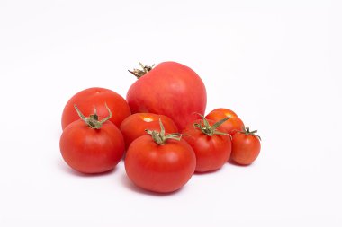 Beyaz arkaplanda kırmızı olgun domatesler