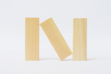 oyun harf N izole beyaz arka plan üzerinde ahşap bloklar