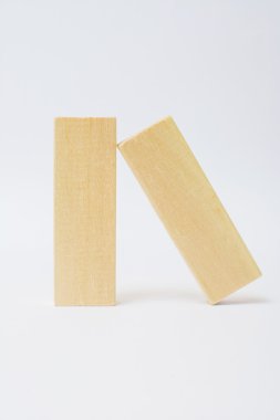 bloklar oyun mektup bir izole beyaz arka plan üzerinde ahşap