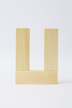 oyun harf U izole beyaz arka plan üzerinde ahşap bloklar