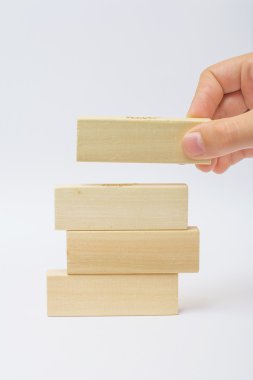 El aranging ahşap blok adım merdiven istifleme. İş kavramı