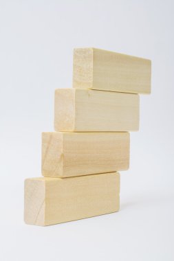 blok Ahşap merdiven inşaat izole beyaz arka plan üzerinde