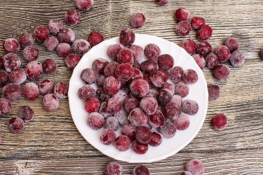 Ahşap bir masa üzerinde Dondurulmuş vişne