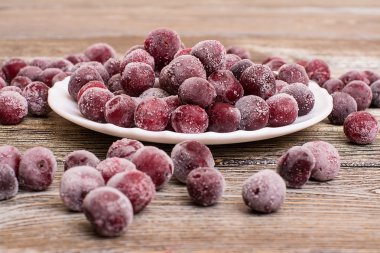 Ahşap bir masa üzerinde Dondurulmuş vişne