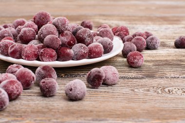 Ahşap bir masa üzerinde Dondurulmuş vişne